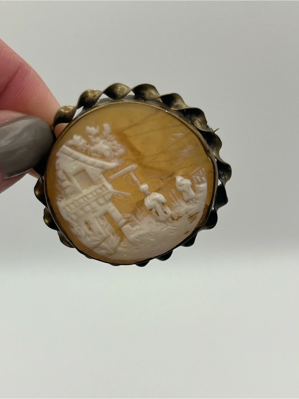 Victorian round carved shell Cameo landscape cottage gold tone brooch pin